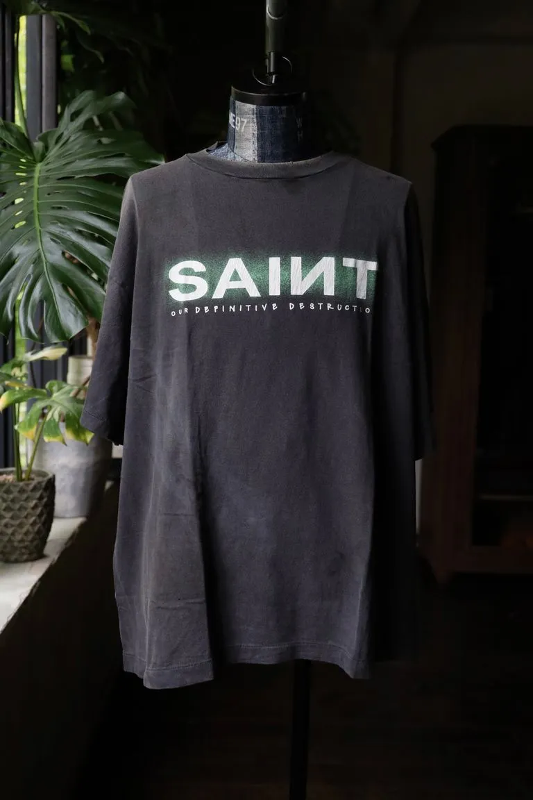 SAINT MXXXXXX SAINT SS TEE/BLK Green SAINT BOX LOGO short sleeves Washed black S-XL Look for cylindrical fabrics without side seams. Don’t buy open ones anymore. It’s boring. Assute garments are dyed. The whole piece is sprayed with horse-hair spray. Then spray it again to fade. The collar and cuffs are frayed. Many places are damaged. Authentic grade printing is restored. Accessories are complete. With little angel anti-counterfeiting label.